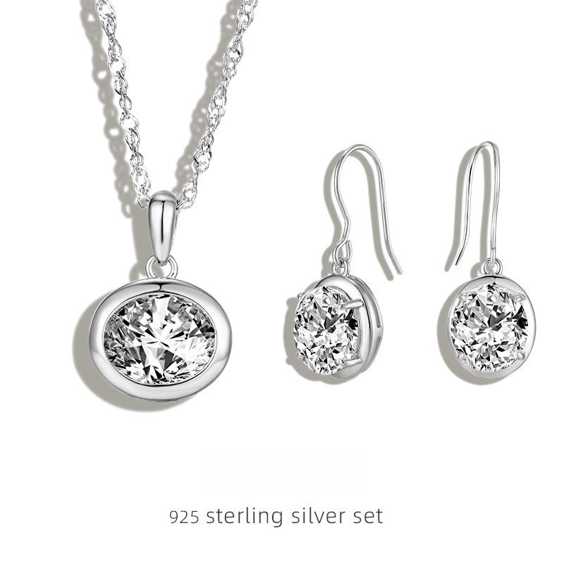 Minimalist, Niche-design Oval Stud Earrings with A Dazzling Sparkle. Effortlessly Chic, These Understated Earrings Exude A Sophisticated and Modern Vibe