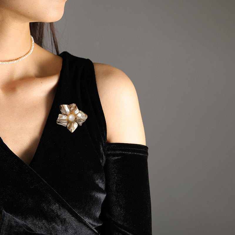 Dapaza Shaped Baroque Shell Natural Freshwater Pearl Five Leaf Flower Brooch