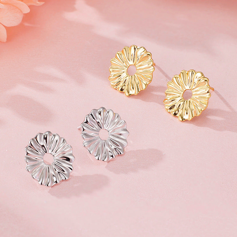 Elegant and Sophisticated S925 Sterling Silver Daisy Stud Earrings, Minimalist Style, New and Unique Design