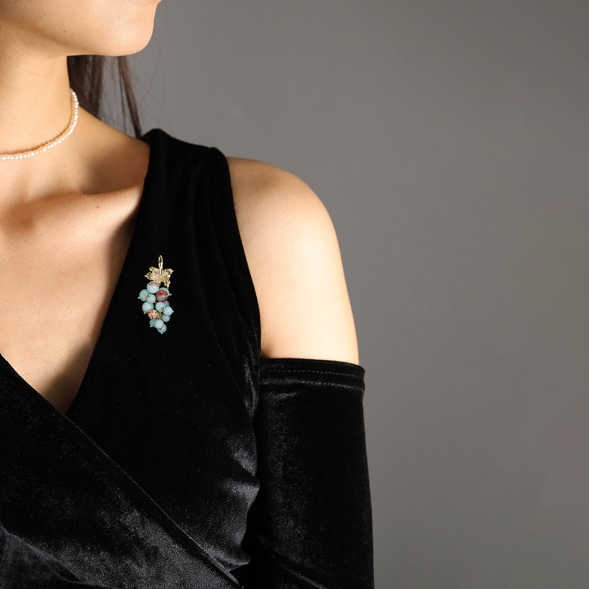 Tianhe Stone Grape Brooch Coat Anti-light Corsage Accessories