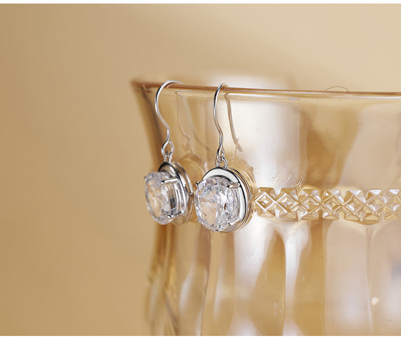 Minimalist, Niche-design Oval Stud Earrings with A Dazzling Sparkle. Effortlessly Chic, These Understated Earrings Exude A Sophisticated and Modern Vibe
