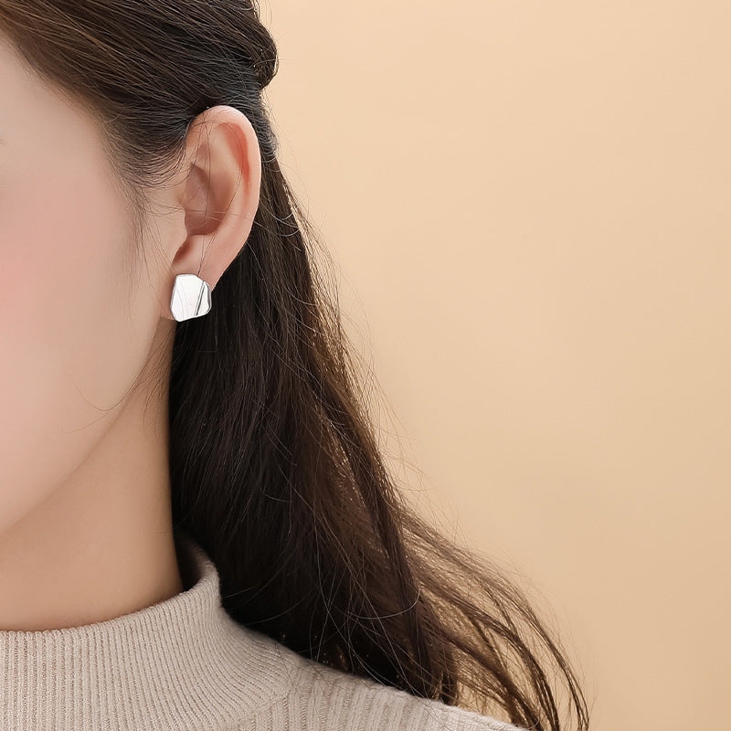 Dapaza S925 sterling silver with irregular white mother shell stud earrings