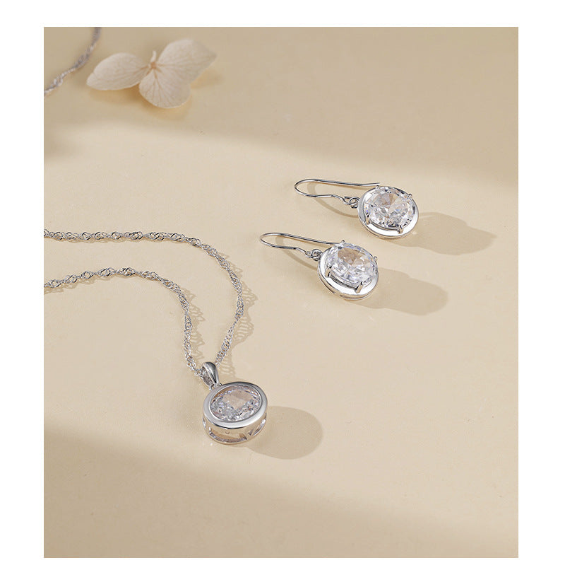 Minimalist, Niche-design Oval Stud Earrings with A Dazzling Sparkle. Effortlessly Chic, These Understated Earrings Exude A Sophisticated and Modern Vibe