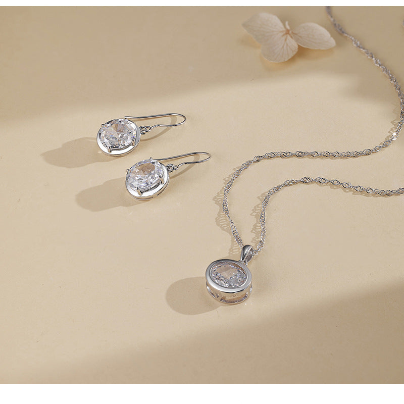 Minimalist, Niche-design Oval Stud Earrings with A Dazzling Sparkle. Effortlessly Chic, These Understated Earrings Exude A Sophisticated and Modern Vibe