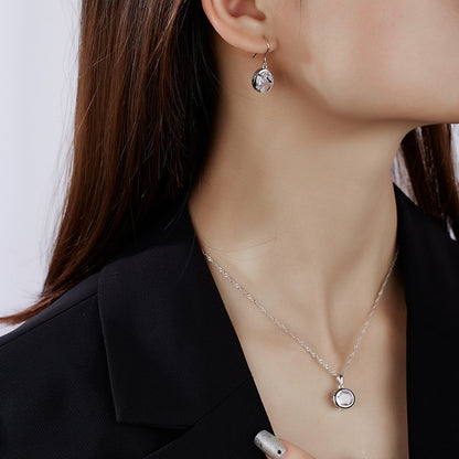 Minimalist, Niche-design Oval Stud Earrings with A Dazzling Sparkle. Effortlessly Chic, These Understated Earrings Exude A Sophisticated and Modern Vibe