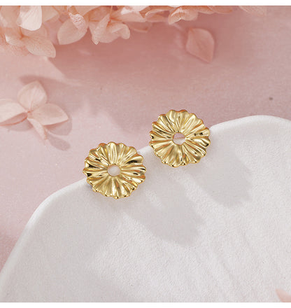 Elegant and Sophisticated S925 Sterling Silver Daisy Stud Earrings, Minimalist Style, New and Unique Design