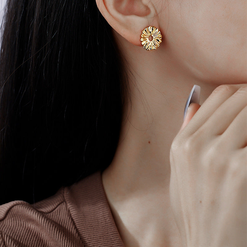 Elegant and Sophisticated S925 Sterling Silver Daisy Stud Earrings, Minimalist Style, New and Unique Design