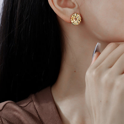 Elegant and Sophisticated S925 Sterling Silver Daisy Stud Earrings, Minimalist Style, New and Unique Design