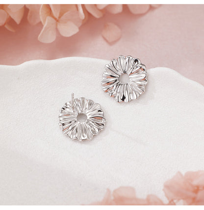 Elegant and Sophisticated S925 Sterling Silver Daisy Stud Earrings, Minimalist Style, New and Unique Design