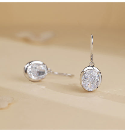 Minimalist, Niche-design Oval Stud Earrings with A Dazzling Sparkle. Effortlessly Chic, These Understated Earrings Exude A Sophisticated and Modern Vibe
