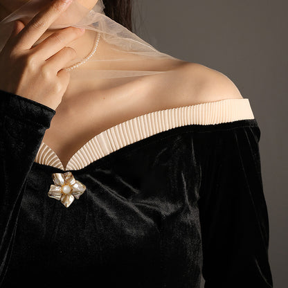 Dapaza Shaped Baroque Shell Natural Freshwater Pearl Five Leaf Flower Brooch